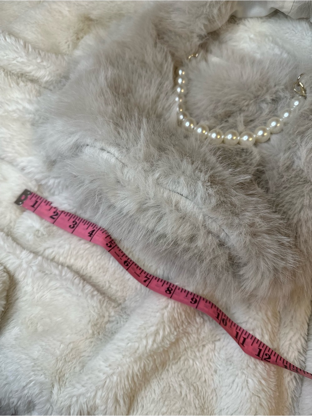 Doll’s Super SOFT Fuzzy Essential Cozy Faux Fur Shoulder Bag Light Gray/Cream - Picture 4 of 4